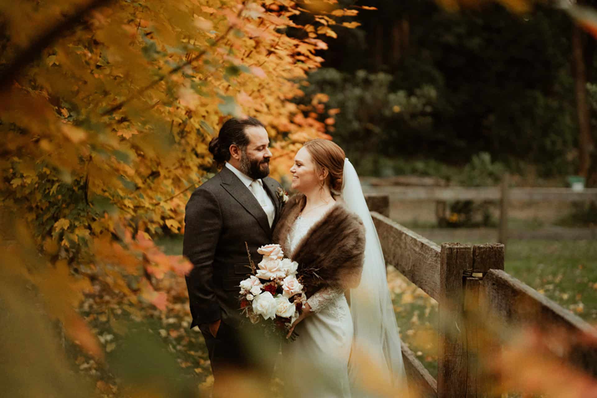 Bride-and-Groom-Country-Wedding-Meadow-Jaspers-Berry-Garden-Wedding-Autumn-Leaves-Autumn-Wedding-Luxury-Wedding-Venue-Elegant-Wedding-Bridal-Bouquet-Berry-Wedding