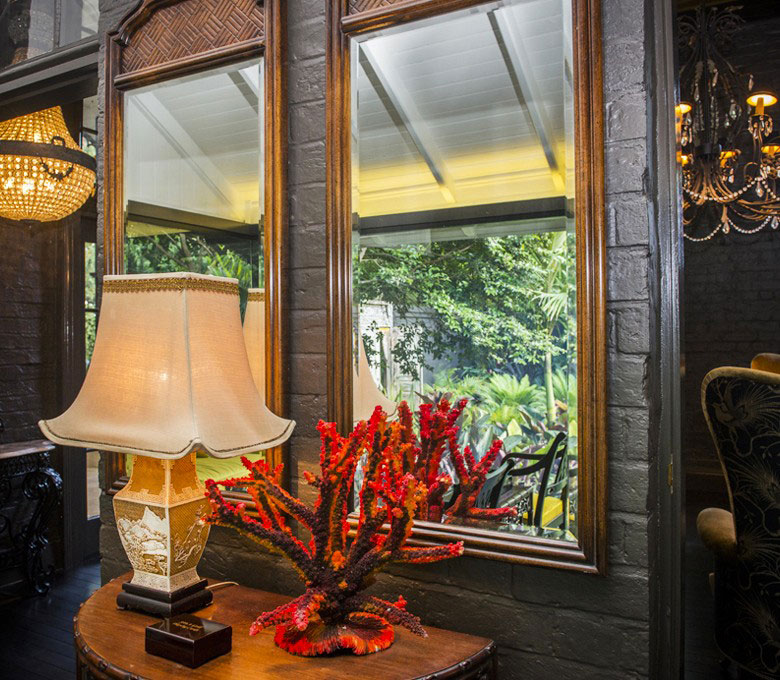 Colonial-Verandah-Chandelier-Chinoiserie-Bamboo-Jaspers-Berry