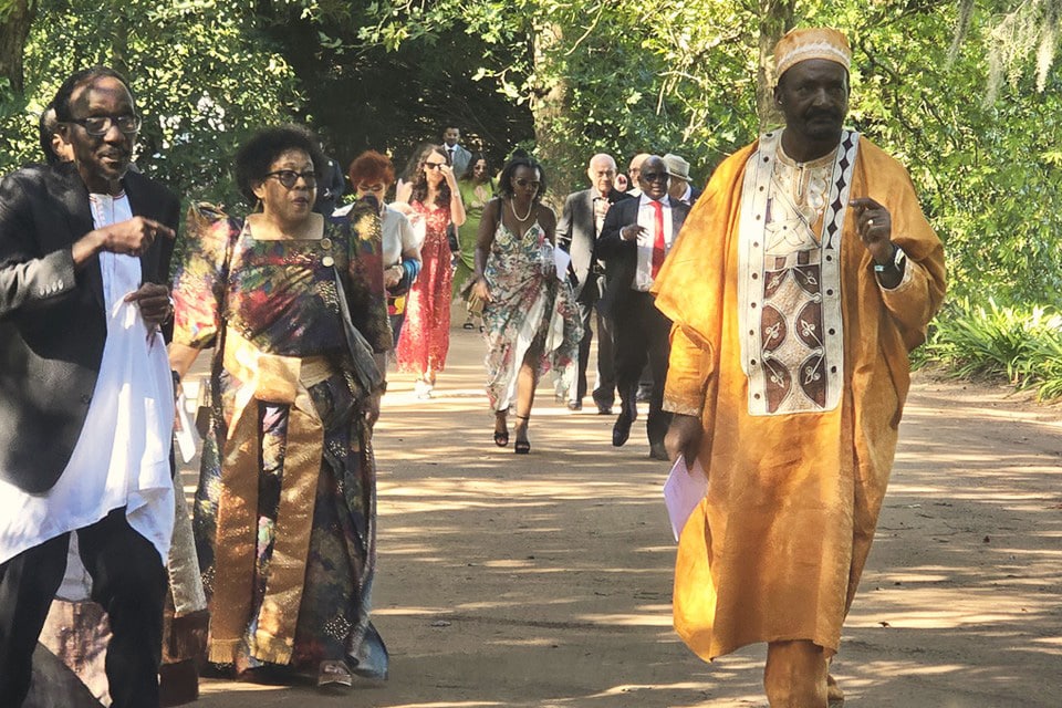 Guests-Arriving-Jaspers-Berry-Traditional-Costume-African-Nigerian-Gravel-Driveway-South-Coast-NSW