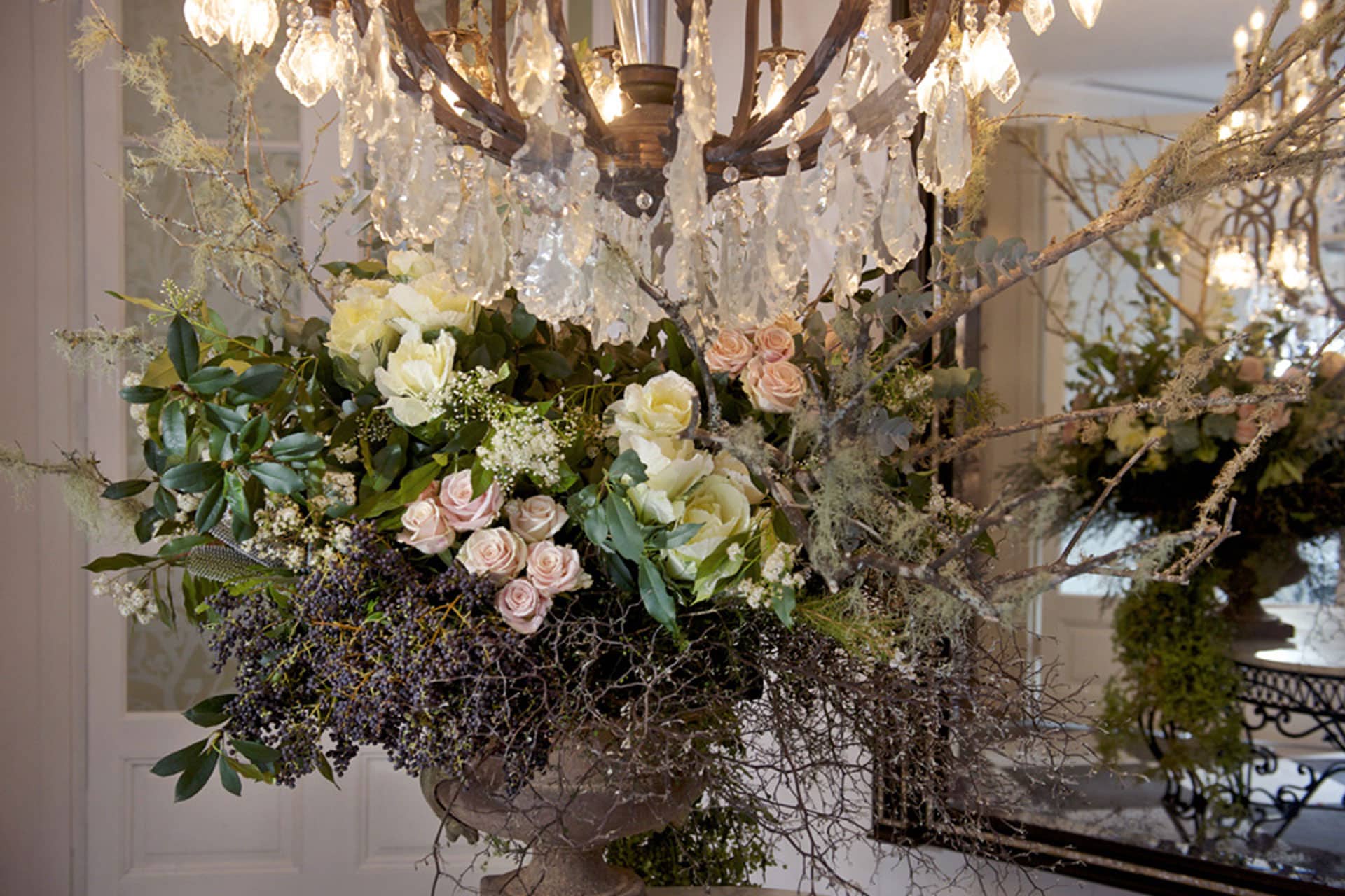 Winter-Wedding-Jaspers-Berry-Flower-Table-Antique-Mirror-Vintage-Crystal-Chanderlier-Wedding-Floral-Design-Wedding-Flowers-Luxury-Wedding-Berry-Wedding