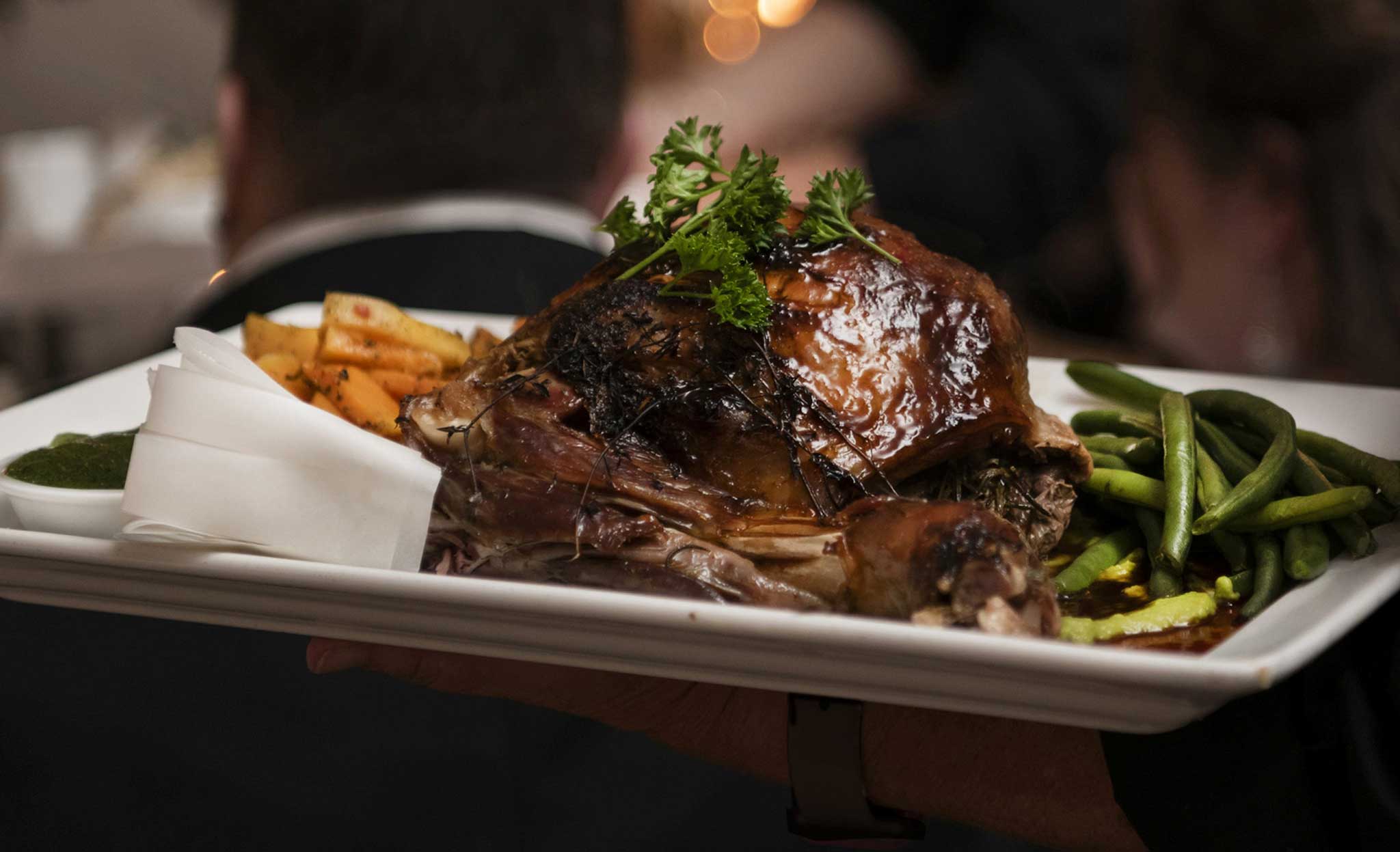 lamb-shoulder-the-orange-jaspers-berry-luxury-cheff-wedding-dinner