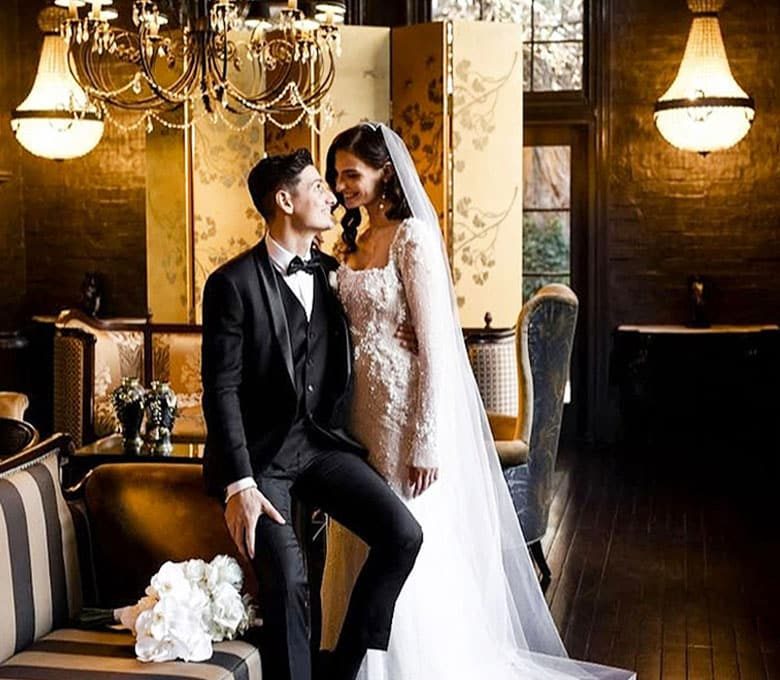 Bride-and-Groom-Photo-Shoot-Old-School-Bar-Chandelier-Antique-Gold-Jaspers-Berry